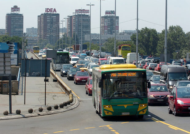 Аутобуси пуни и стално касне